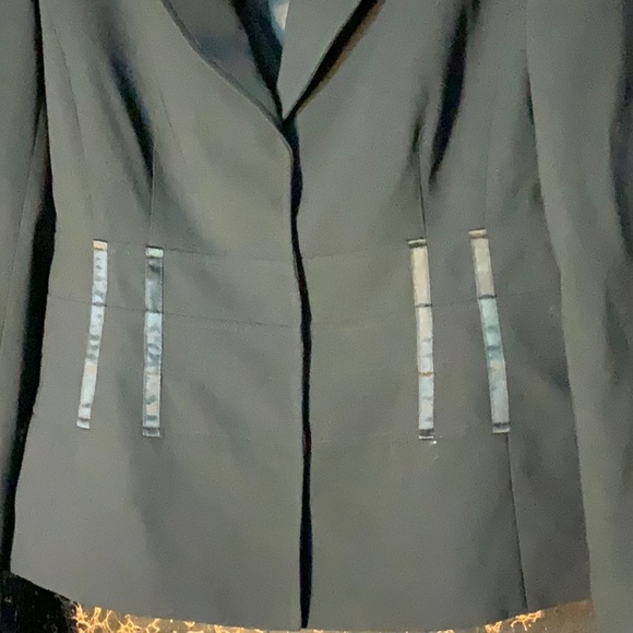 Beautiful black blazer - Picture 2 of 3